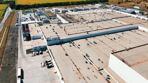 Toits des locaux industriels d'une usine moderne. Territoire d'une usine vu d'un point de vue aérien.