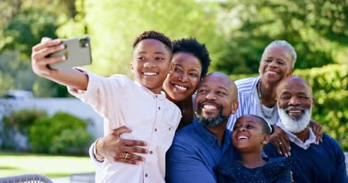 Selfie, familia y generaciones al aire libre, unión y amor con abrazos, tiempo de calidad y jardín