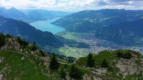 Bela vista do Lago Brienz a partir da trilha Schynige Platte em Bernese Oberland, Cantão de Berna, Suíça