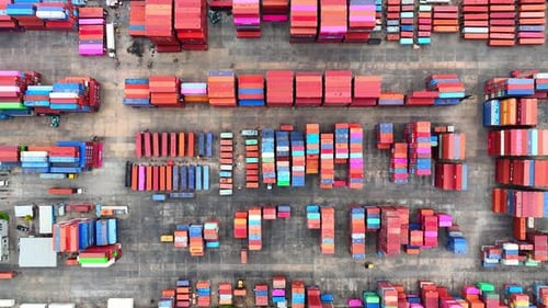 Ein weitläufiger Containerplatz voller Aktivitäten.