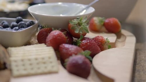 Assiette de fruits avec fromage et craquelins. Gros plan, Dolly est partie