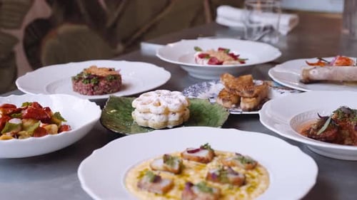 Installez une table dans un restaurant italien proposant plusieurs plats pour le dîner. Plan panoramique en gros plan