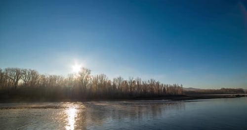 Zeitraffer am Gebirgsfluss bei Sonnenaufgang im Sommer oder Herbst Wilde Natur, klares Wasser und ländlich
