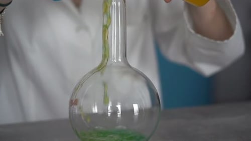Wissenschaftlerin mischt Chemikalien bei der Probenanalyse