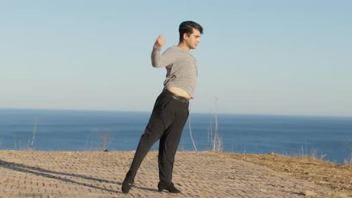 Une danseuse latino-américaine effectue des pas de danse en plein air au rythme de la musique