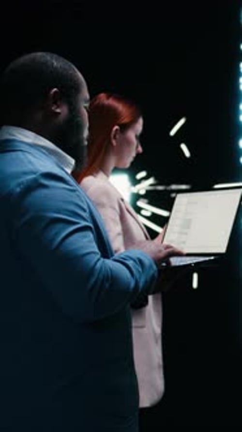 Vertikales Videoteam von KI-Startup-Datenwissenschaftlern implementiert Deep-Learning-Algorithmen mit Laptop