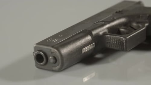 Dolly über dem Lauf einer 9-mm-Pistole