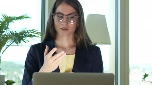 Geschäftsfrau arbeitet am Laptop-Computertisch im Stadtbüro