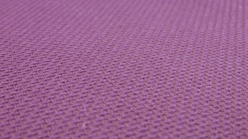 Fond en tissu de coton de couleur violette avec une nuance de bruyère sur une vitrine rotative.