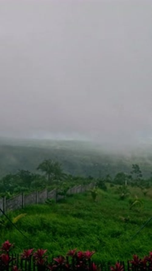Hyperlapsus d'épais mouvements de brouillard depuis la chaîne de montagnes, observés depuis les hautes terres au cours de