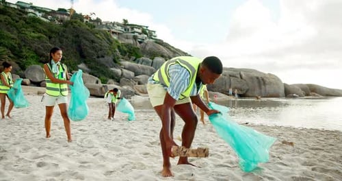 Freiwilligenarbeit, Putzfrau oder Mann am Strand mit Müllsack, Teamwork oder Nachhaltigkeit am Tag der Erde