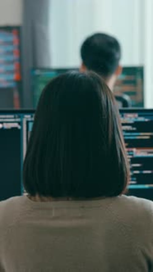 Nahaufnahme Adult Asia männlich, weiblich, freiberuflich, tippen, schreiben, prompt, KI-Bot, IT-App, intelligentes Programm, Nomade.