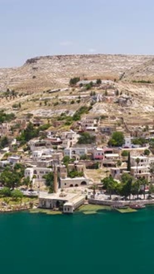 Vidéo verticale La ville de Halfeti sur l'Euphrate avec une architecture historique
