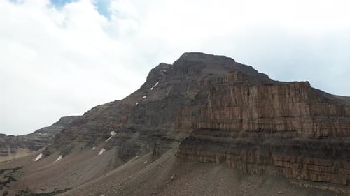 Vue aérienne de la formation rocheuse de grès abrupte de la chaîne de montagnes Uinta sous le ciel d'été, prise de vue par Drone