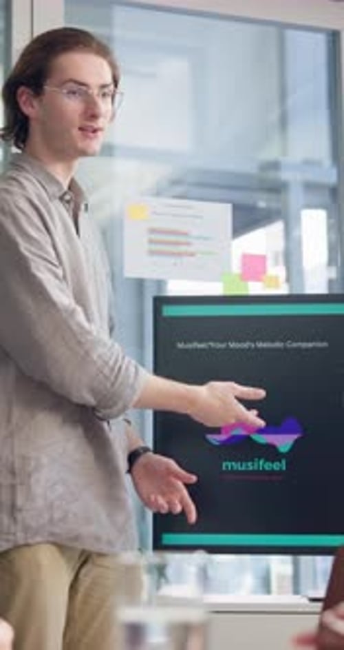 Présentation, start-up et homme d'affaires en réunion pour une planification, un prototype d'application musicale ou un projet
