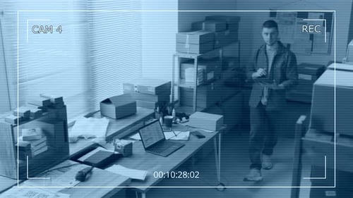 CCTV do gerente masculino mantendo registro de caixas usando tablet digital no depósito