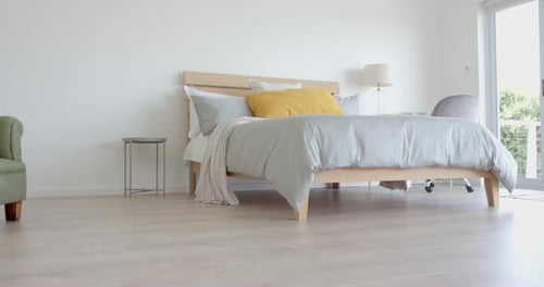 Lit double dans une grande chambre ensoleillée avec fenêtre donnant sur le jardin, espace de copie, Ralenti