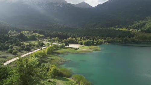 Prado verde perto do lago nas montanhas, paisagem natural ensolarada, imagens aéreas