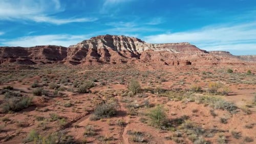 Wüste im Südwesten der USA mit erodierten Red Rock Cliffs -Utah Drohne 4k