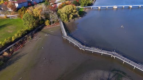 Calçadão do Bigelow Park (Bay City Loop) que se estende ao longo do rio Saginaw em Bay City, Michigan em