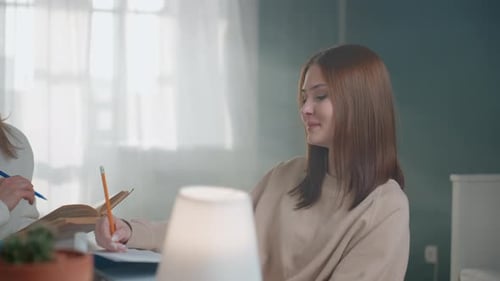 Jeune femme pratiquant ses compétences linguistiques dans un environnement confortable, adolescente recevant des conseils et