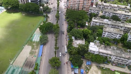 Dies ist ein 4K-Drohnenvideo von City Road. Fahrzeuge fahren vorbei.