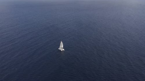 Arco aéreo elevado alrededor de un solo catamarán que navega en mar abierto