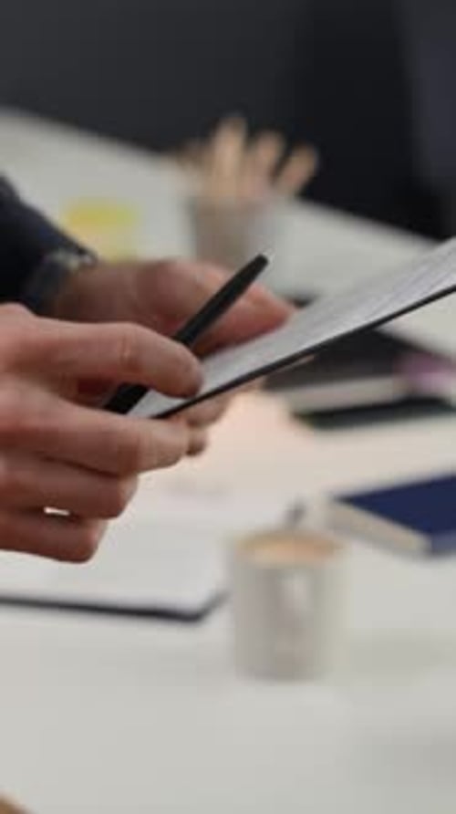 Empleados dándose la mano firmando un contrato en la oficina