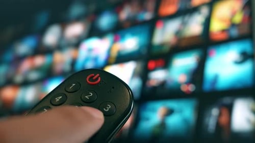 Verwenden einer Fernbedienung zur Steuerung eines Großbildfernsehers.