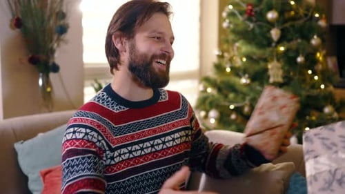 Weihnachtskonzept: Junges kaukasisches Paar tauscht Geschenke aus und umarmt sich gegenseitig und feiert den Winter