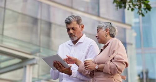 Tablet, pessoas ao ar livre e de negócios ou parceiro falando do site da empresa