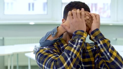 Un niño juega alegremente a Adivina quién con su padre