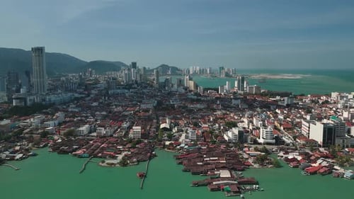 Vidéo aérienne : Village côtier de George Town en Malaisie avec jetée