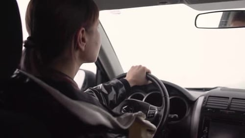 Retrato de perto de uma mulher pinkhaired está dirigindo um carro