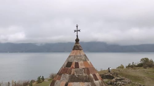 Coupole du monastère de Sevanavank avec croix (circulaire)