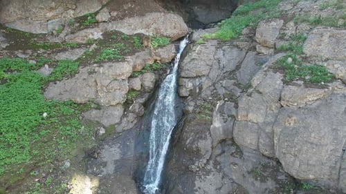 Kleiner Wasserfall aus der Luft