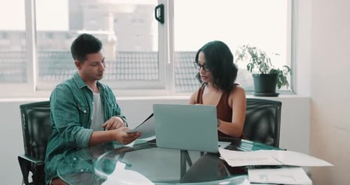 Gens d'affaires, coworking et bureau pour discuter sur ordinateur portable, travail d'équipe et paperasse grâce à la technologie