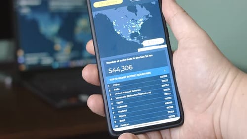La navigation cartographique des cyberattaques sur l'écran d'un smartphone affiche diverses informations techniques dans lesquelles il est seul