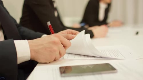 Detaillierte Ansicht der Hände, die sich in einer Bürobesprechung Notizen machen
