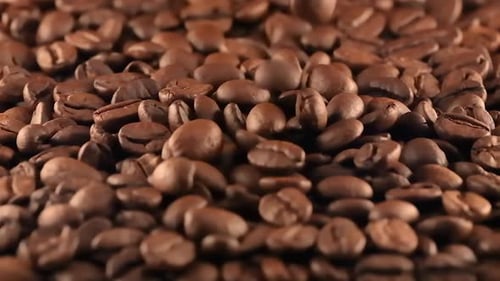 Kinoreife frische geröstete Kaffeebohnen in Zeitlupe