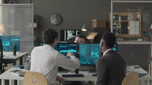 Multiethnische Cybersicherheitsbeauftragte arbeiten im Büro zusammen