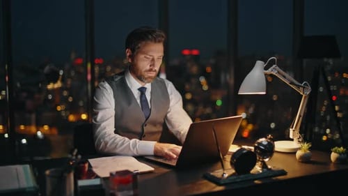 Verstorbener Geschäftsmann sucht nachts nach einem Laptop, der Daten tippt, Stadtbild im Büro