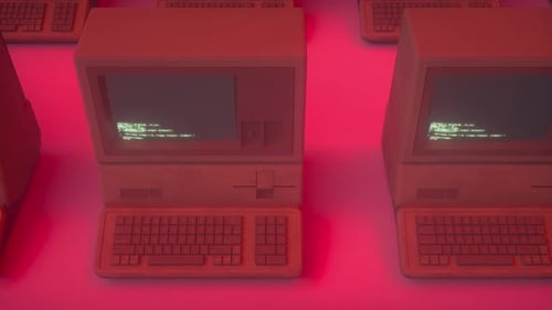 Ordenadores retro que ejecutan código en un bucle continuo con iluminación roja intensa