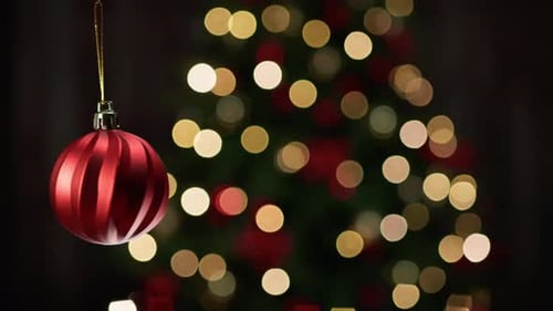 Rote Weihnachtskugel glitzert in der Weihnachtsnacht