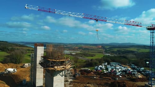 Grúa en el sitio de construcción