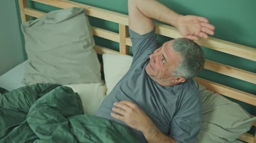 Un homme anxieux souffrant de dépression et de paranoïa ressentant des crises de panique