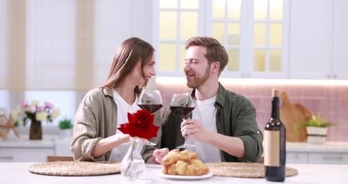 Paar genießt Rotwein bei einem romantischen Date in der Küche