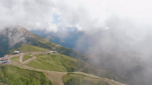 Nuages épais sur les pentes verdoyantes des montagnes