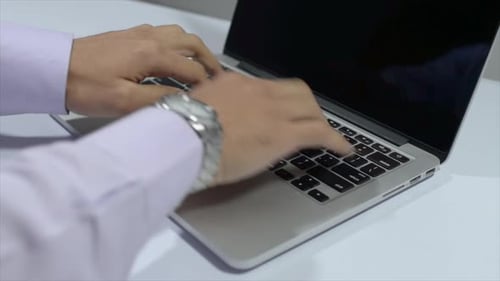 Tippen auf dem Laptop