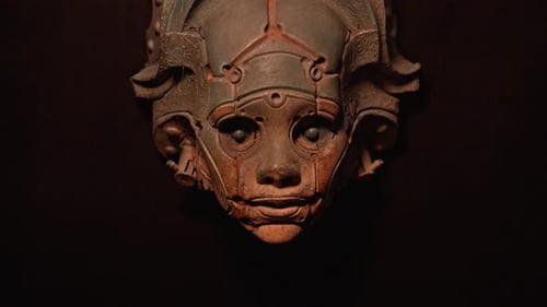 Sculpture faciale mystérieuse et énigmatique d'une ancienne divinité